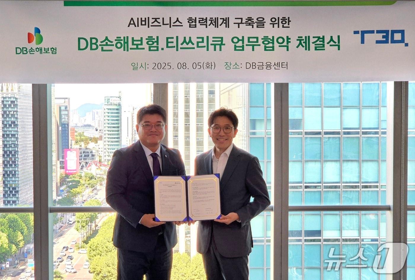 지난 5일 서울시 강남구 DB금융센터에서 DB손해보험 심진섭본부장(왼쪽)과 T3Q 박병훈대표가 업무협약을 맺고 기념 촬영을 하고 있다./사진제공=DB손해보험