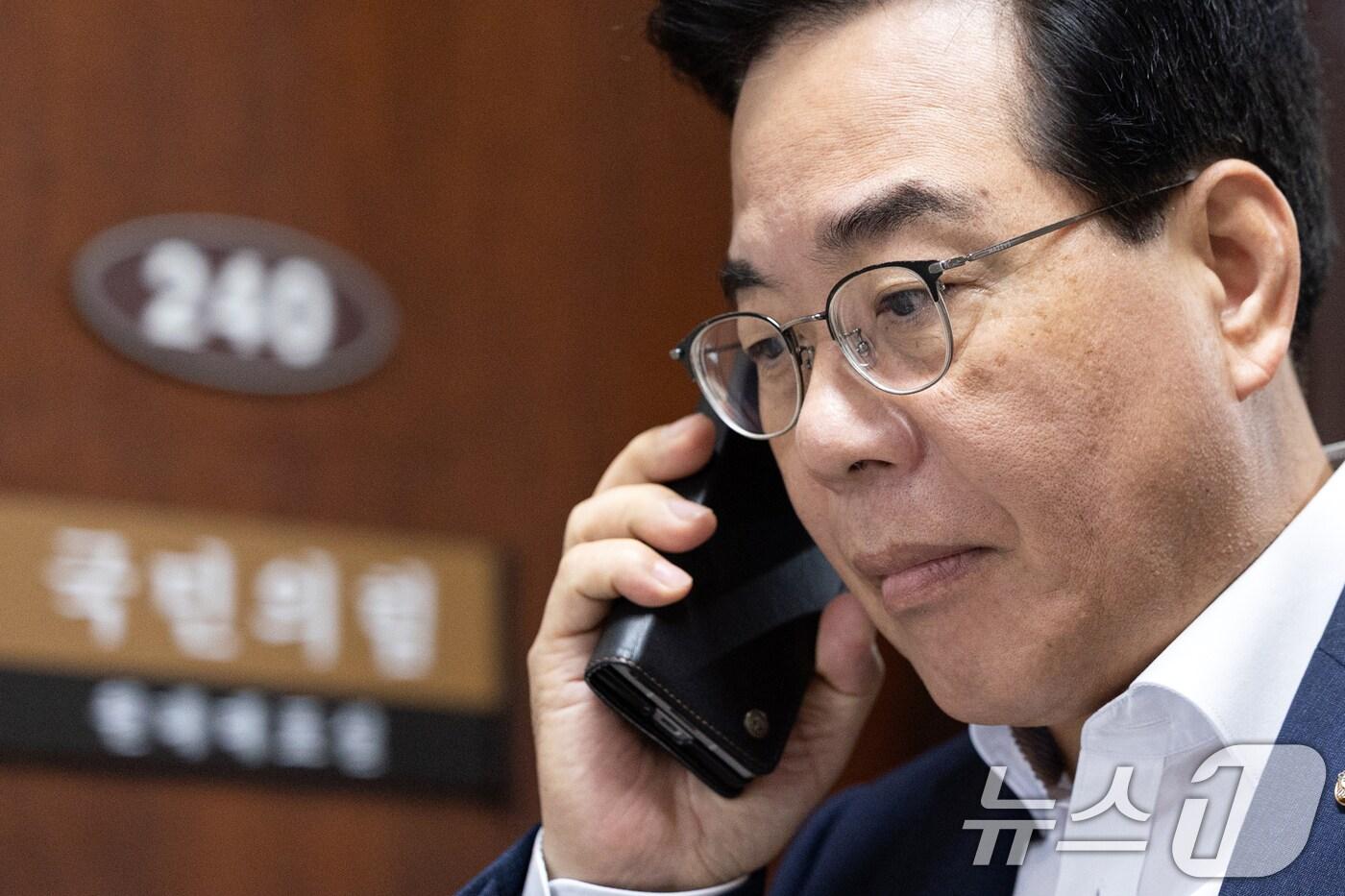 송언석 국민의힘 비상대책위원장 겸 원내대표가 6일 오전 서울 여의도 국회 원내대표실로 향하고 있다. 2025.8.6/뉴스1 ⓒ News1 이승배 기자