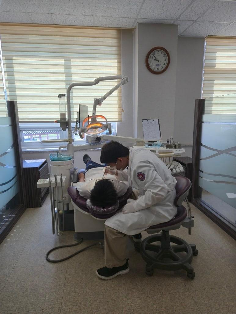 본문 이미지 - 보육시설 아동이 구강검진을 받고 있는 모습.(부여군 제공. 재판매 및 DB금지)/뉴스1 