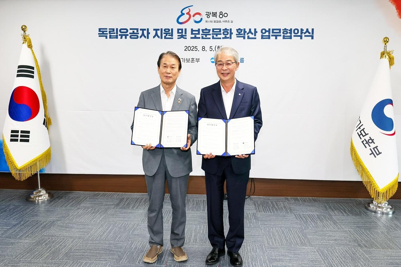 (왼쪽부터) 국가보훈부 권오을 장관, 우리금융그룹 임종룡 회장이 지난 5일 서울지방보훈청에서 열린 광복80주년 독립유공자 지원 및 보훈문화 확산 업무협약식에서 기념사진을 촬영하고 있다 (우리금융그룹 제공)