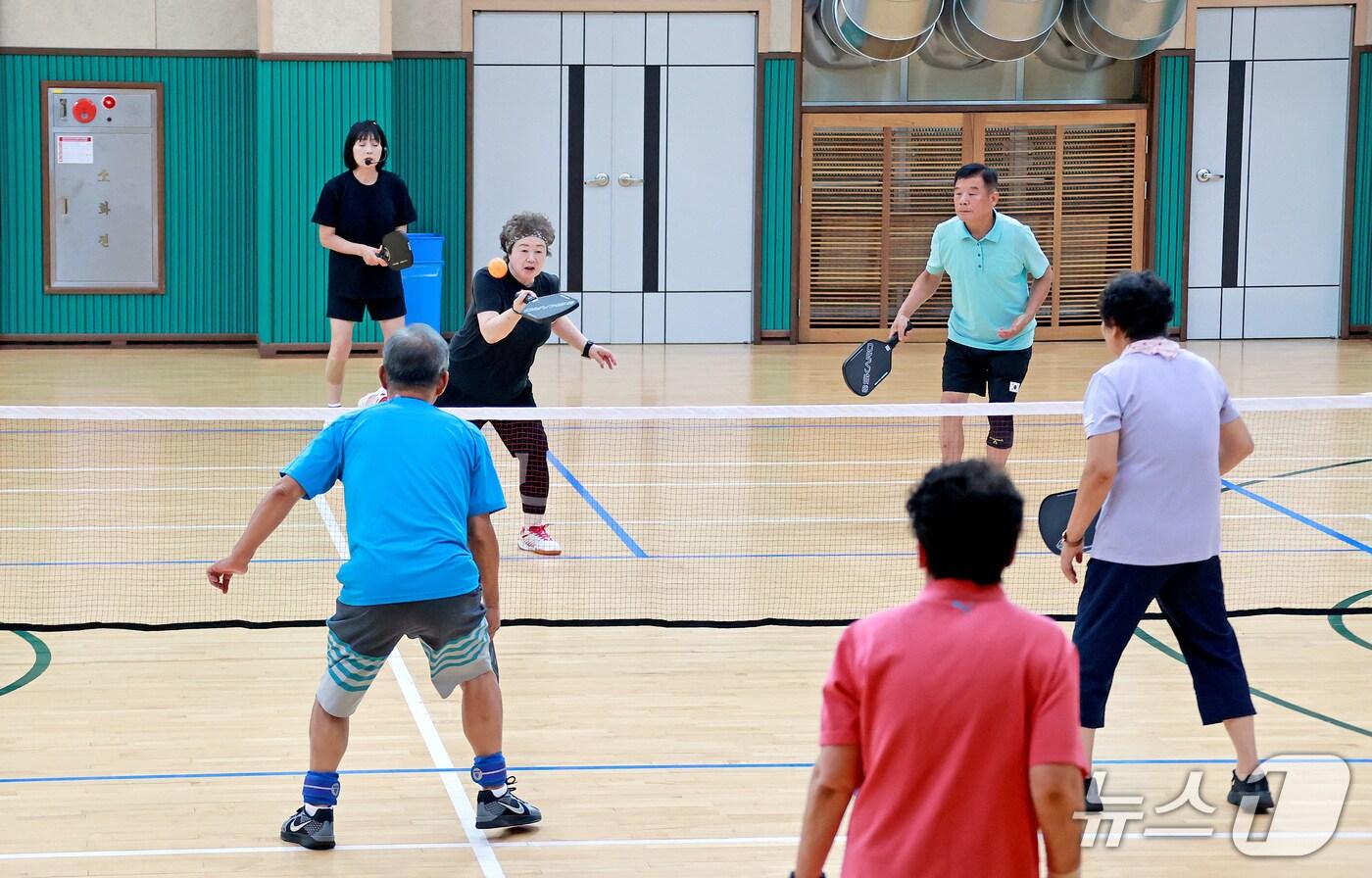 괴산군은 8일부터 10일까지 사흘간 괴산문화체육센터와 괴산국민체육센터에서 &#39;2025년 FUN80 전국 피클볼 괴산대회&#39;를 개최한다.&#40;괴산군 제공, 재판매 및 DB금지&#41;/뉴스1