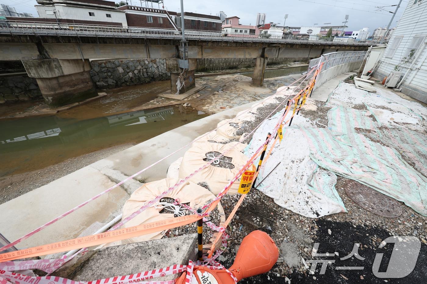 지난달 집중 호우로 인해 무너진 광주 북구 신안동 홍수 방어벽에 6일 접근 금지 라인이 설치돼 있다. 2025.8.6/뉴스1 ⓒ News1 이승현 기자