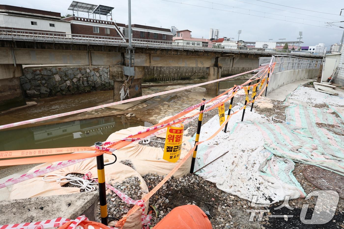 본문 이미지 - 광주 북구 신안동 홍수 방어벽에 6일 접근 금지 라인이 설치돼 있다. 2025.8.6 ⓒ 뉴스1 이승현 기자