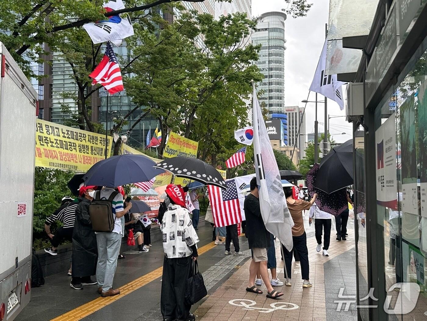 본문 이미지 - 6일 서울 종로구 KT광화문빌딩 앞에 윤석열 전 대통령 지지자들이 모여 있다. 2025.8.6/뉴스1 ⓒ News1 강서연 기자