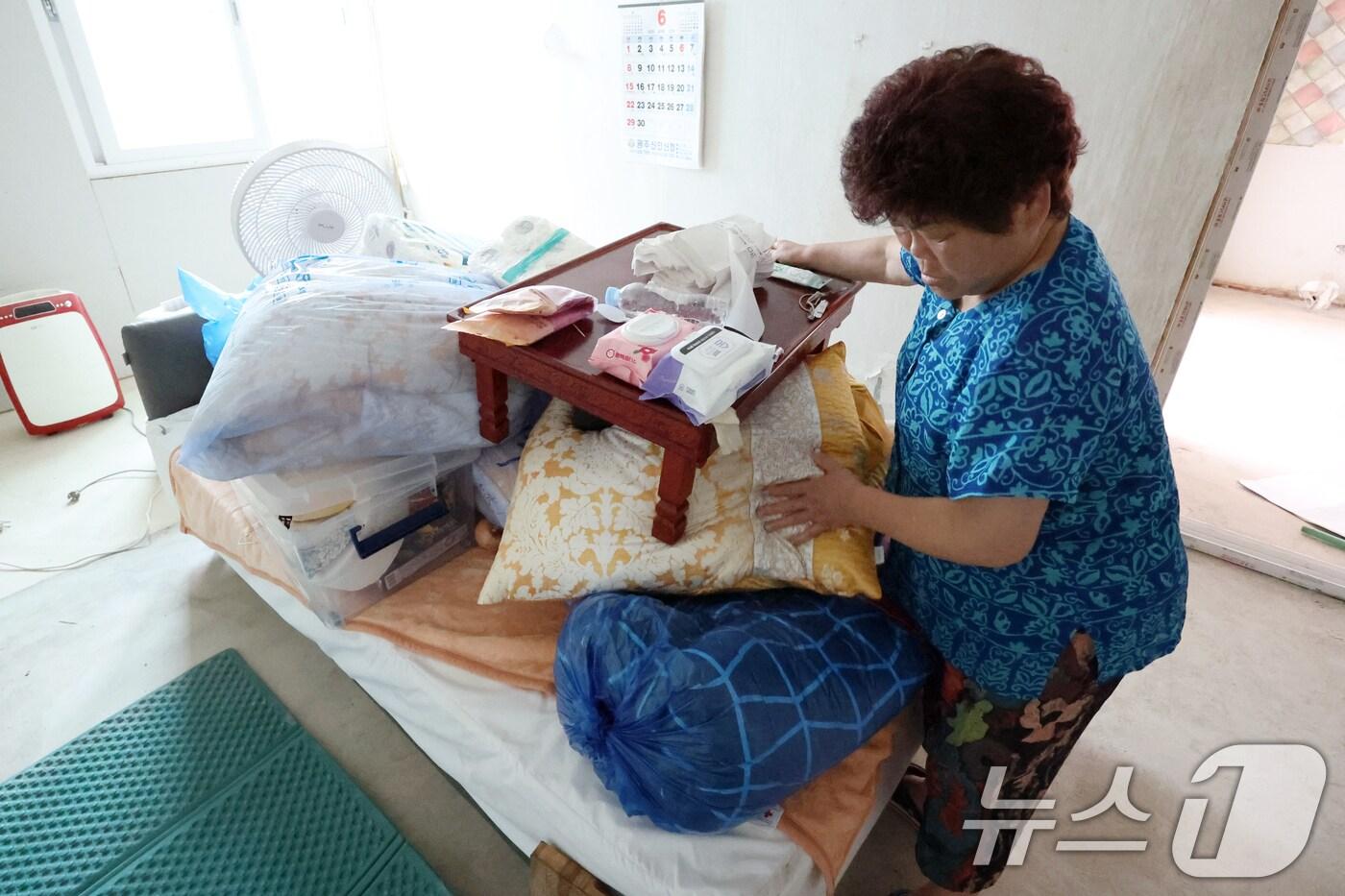 6일 오전 광주 북구 신안동에서 한 주민이 침수 피해를 막기 위해 이불 등을 침대 위로 올리고 있다. 이 주민은 지난달 집중 호우로 집이 잠기는 피해를 입었다. 2025.8.6/뉴스1 ⓒ News1 이승현 기자