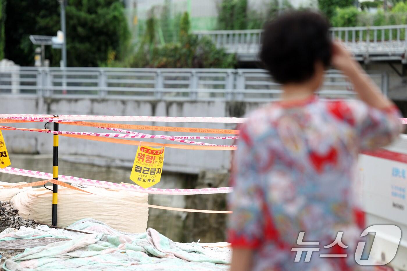 이틀간 최대 120㎜의 비가 예보된 6일 오전 광주 북구 신안동에서 침수 피해를 입은 주민이 홍수 방어벽을 바라보고 있다. 2025.8.6/뉴스1 ⓒ News1 이승현 기자