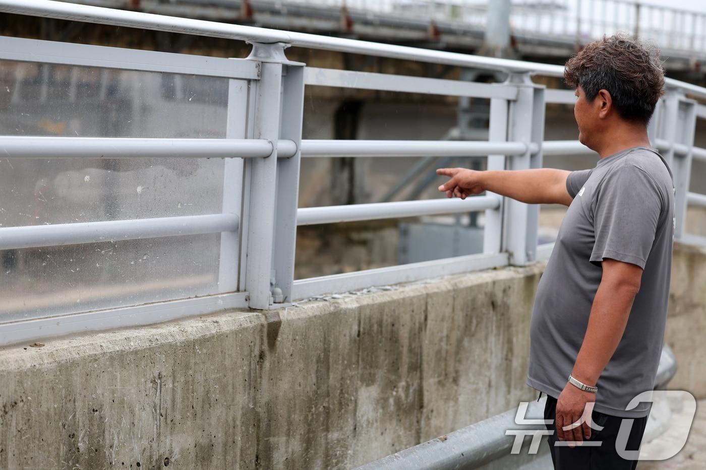 지난 8월 6일 오전 광주 북구 신안동에서 한 주민이 홍수 방어벽의 아크릴판이 사라진 모습을 가리키고 있다. 2025.8.6/뉴스1 ⓒ News1 이승현 기자