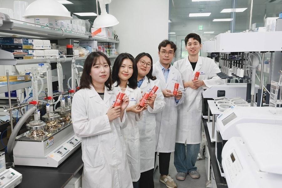 본문 이미지 - 콜마비앤에이치 식품과학연구소 직원들이 연구?개발한 ‘애터미 헤모힘 샷 제품을 들고 포즈를 취하고 있다<strong>.</strong>(콜마비앤에이치제공)