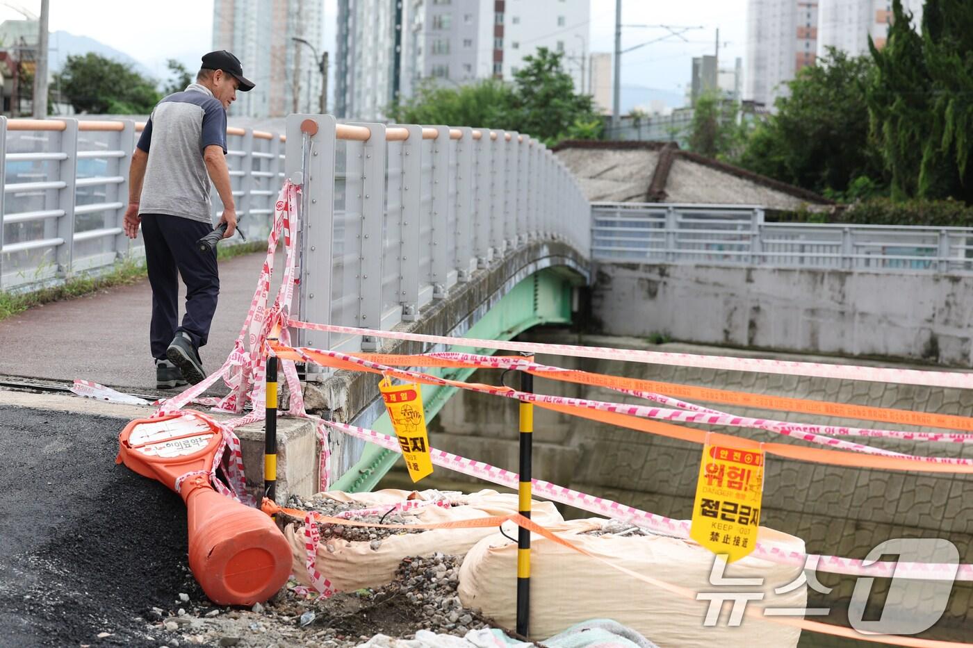 이틀간 최대 120㎜의 비가 예보된 지난 8월6일 오전 광주 북구 신안동에서 한 주민이 무너진 홍수 방어벽을 바라보고 있다. 2025.8.6/뉴스1 ⓒ News1 이승현 기자