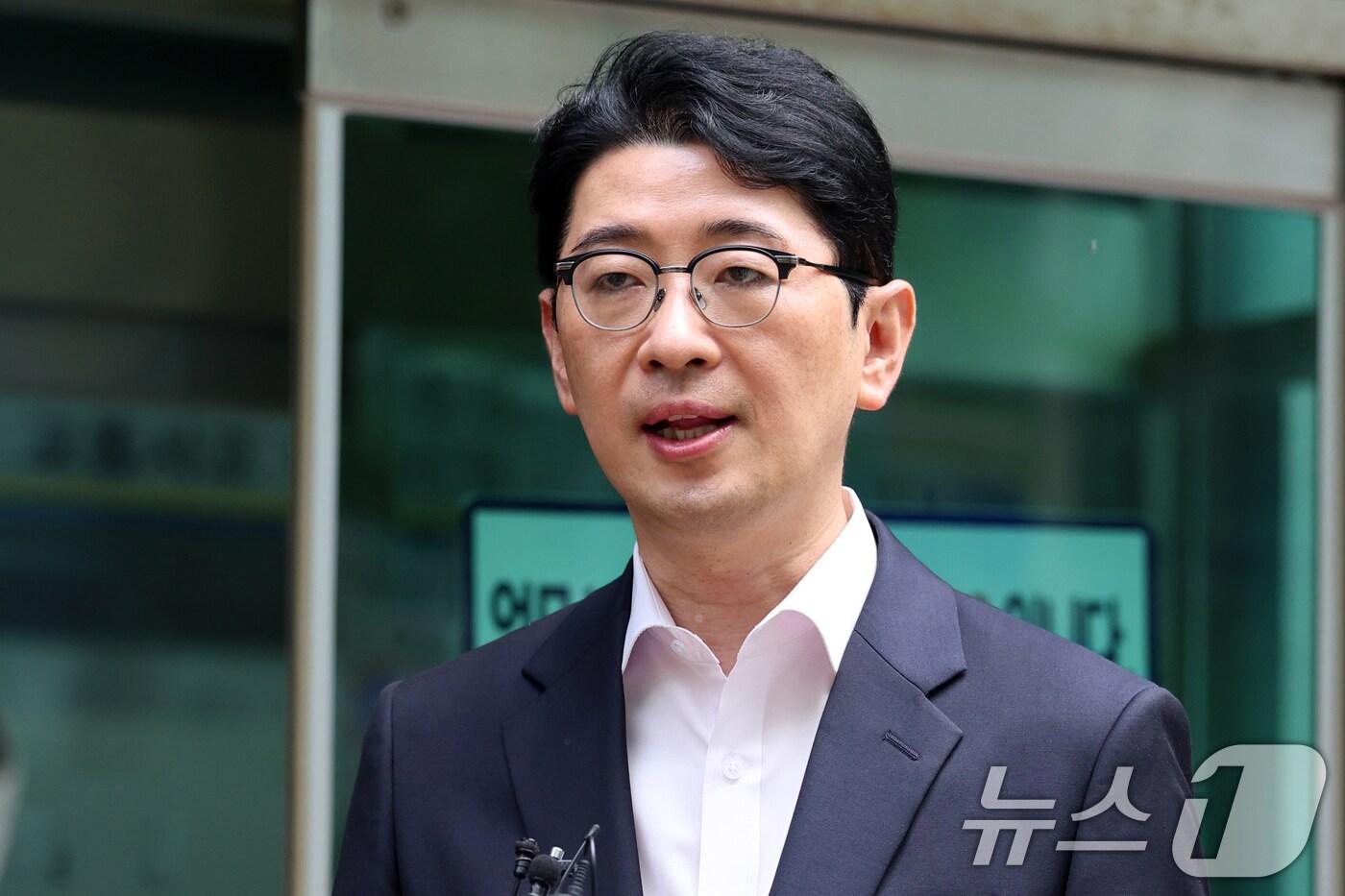 국민의힘 당대표 후보인 주진우 의원이 6일 오전 서울 종로구 서울시경찰청에서 차명 주식거래 의혹을 받는 이춘석 의원에 대한 고발장 제출 후 취재진 질문에 답하고 있다. 2025.8.6/뉴스1 ⓒ News1 황기선 기자