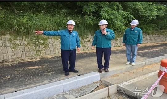 본문 이미지 - 관내 빗물받이 정비 공사 점검 모습. 가운데가  이응우 시장 (계룡시 제공.재판매 및 DB금지) /뉴스1