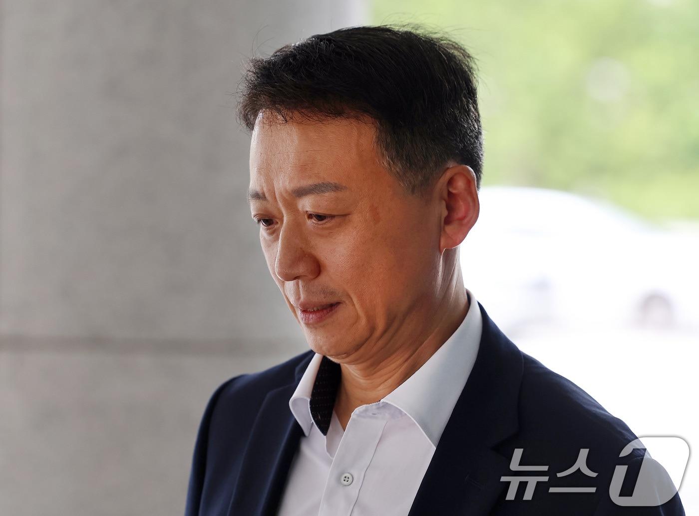 본문 이미지 - 김대경 전 경호처 지원본부장이 6일 오전 내란특검이 자리한 서울 서초동 서울고등검찰청에서 참고인 조사를 받기 위해 출석하고 있다. 2025.8.6/뉴스1 ⓒ News1 구윤성 기자