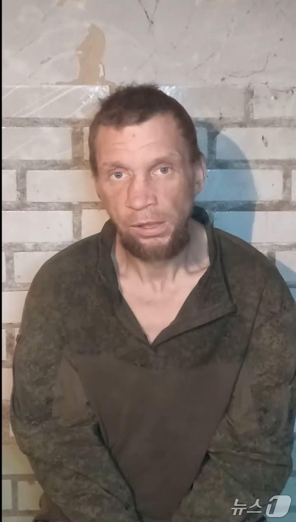 본문 이미지 - 우크라이나 언론인이자 군인인 유리 부투소프는 6일 텔레그램을 통해 러시아 포로 심문 영상을 공개했다.&#40;텔레그램 갈무리&#41;.