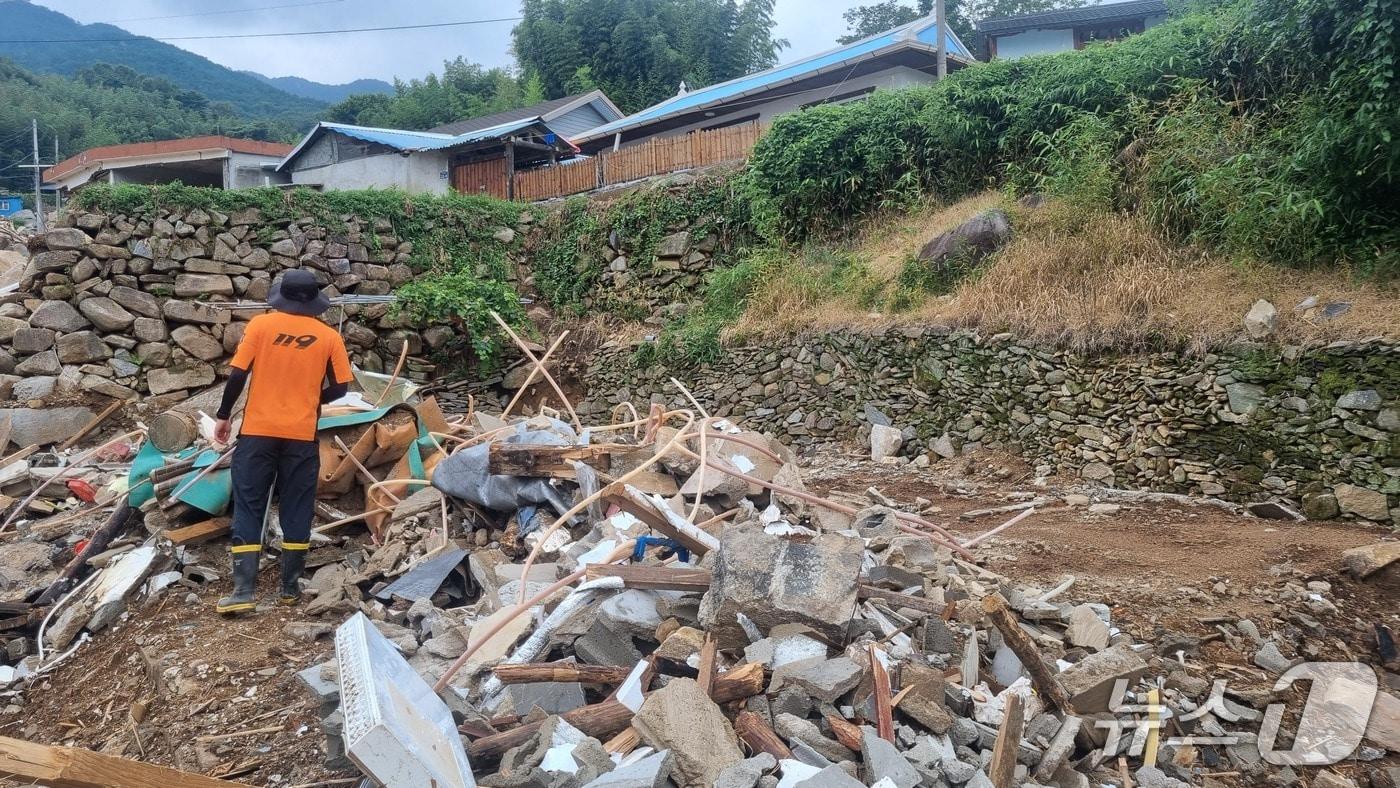 소방 대원이 실종자를 찾기 위해 5일 산청군 신등면 율현리 주변을 수색하고 있다&#40;경남소방본부 제공. 재판매 및 DB금지&#41;