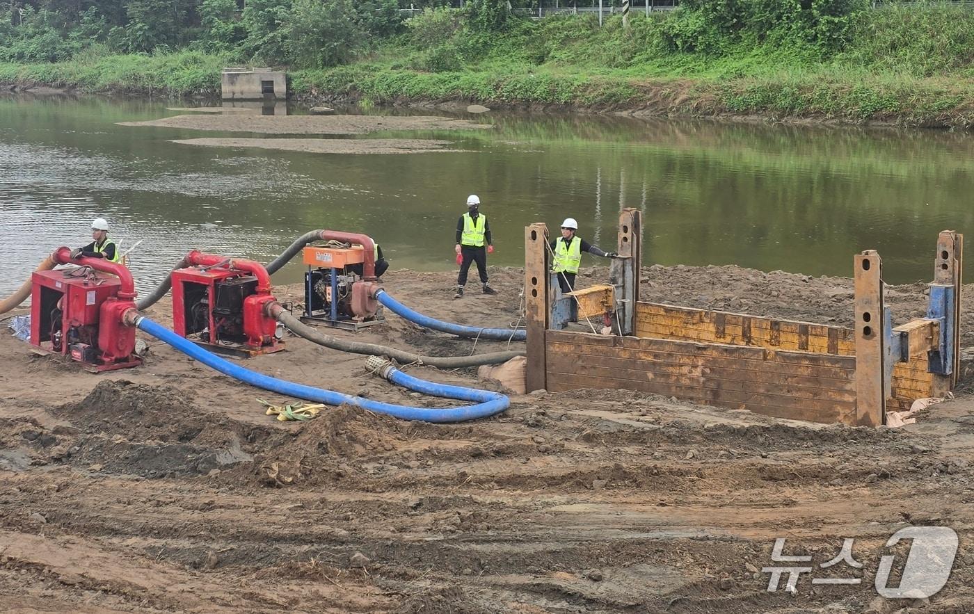 6일 오전 충북 증평군 증평읍 사곡리 송수관로 파손 현장에서 한국수자원공사 측이 긴급 복구공사를 벌이고 있다.2025.8.6.ⓒ 뉴스1 이성기 기자