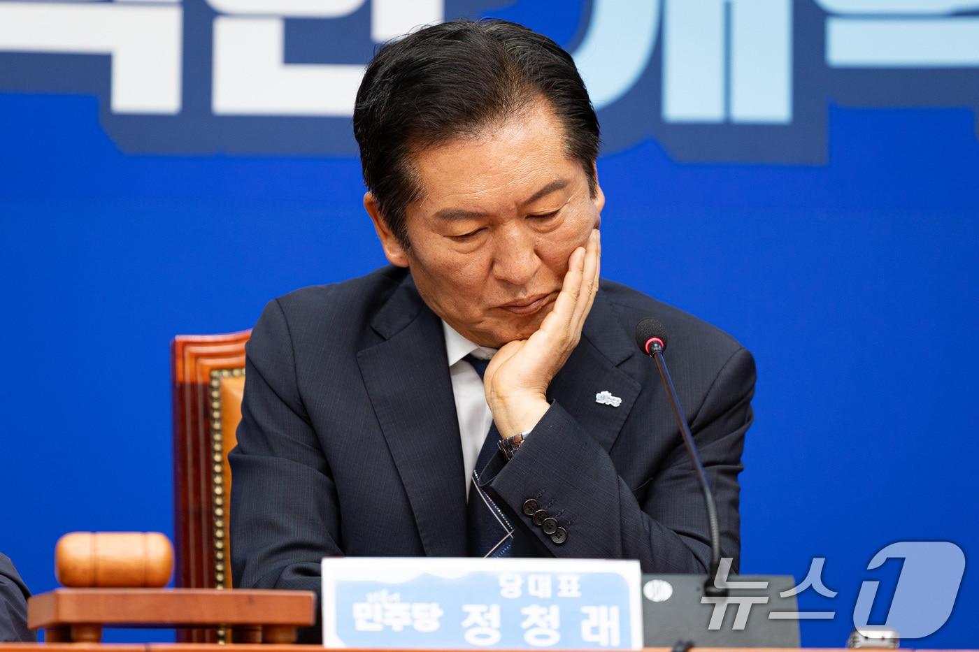 정청래 더불어민주당 대표가 6일 서울 여의도 국회에서 열린 최고위원회의에서 생각에 잠겨 있다. 2025.8.6/뉴스1 ⓒ News1 유승관 기자