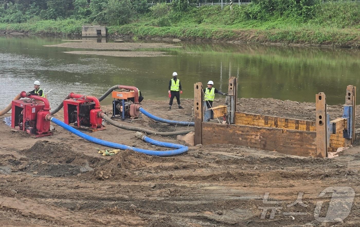 충북 증평군 증평읍 사곡리 송수관로 파손 현장에서 한국수자원공사 측이 긴급 복구공사를 벌이고 있다.2025.08.06. ⓒ News1 이성기 기자