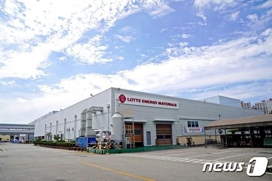 본문 이미지 - 롯데에너지머티리얼즈 익산공장 전경&lt;자료사진&gt;&#40;롯데에너지머티리얼즈 제공&#41;.