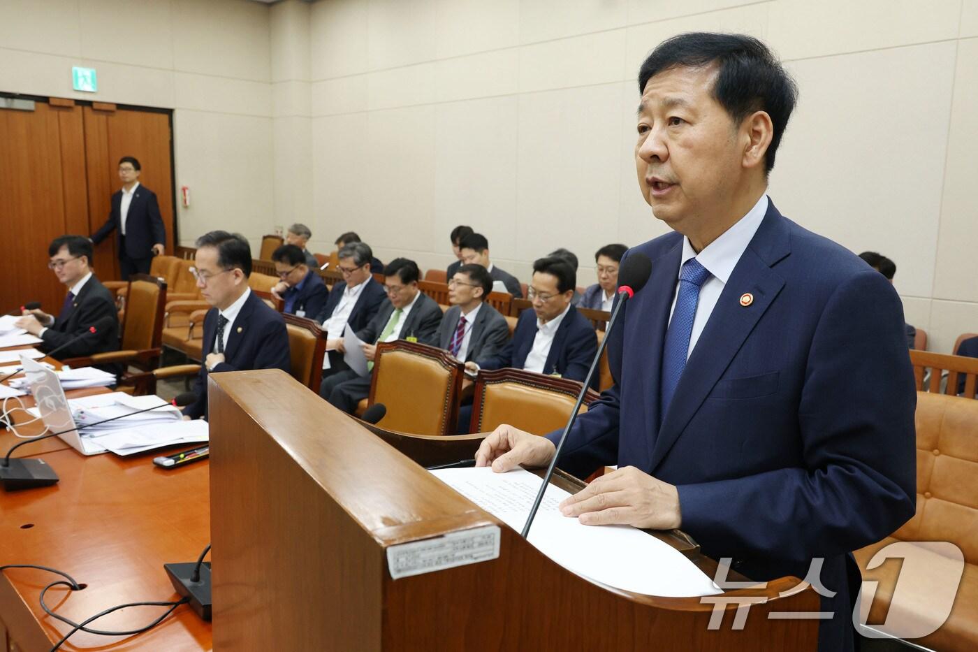 구윤철 경제부총리 겸 기획재정부 장관이 6일 오전 서울 여의도 국회에서 열린 기획재정위원회 전체회의에 출석해 인사말을 하고 있다. 2025.8.6/뉴스1 ⓒ News1 이광호 기자