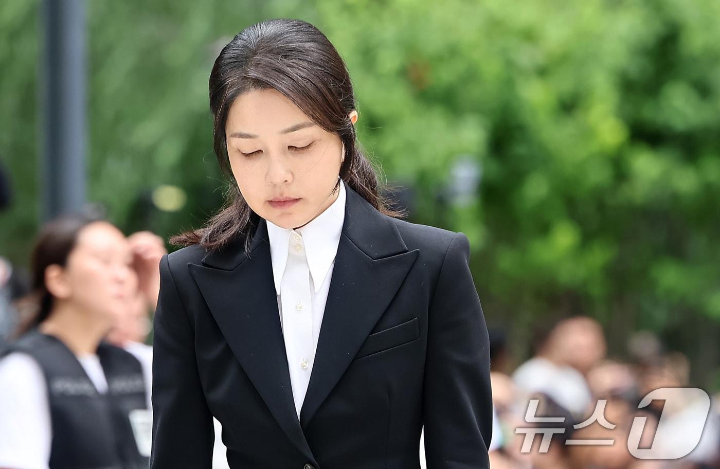 윤석열 전 대통령의 부인 김건희 여사가 지난 8월 6일 서울 종로구에 마련된 김건희 특검팀(특별검사 민중기) 사무실에 첫 조사를 받기 위해 피의자 신분으로 출석하고 있다. 2025.8.6/뉴스1 ⓒ News1 김도우 기자