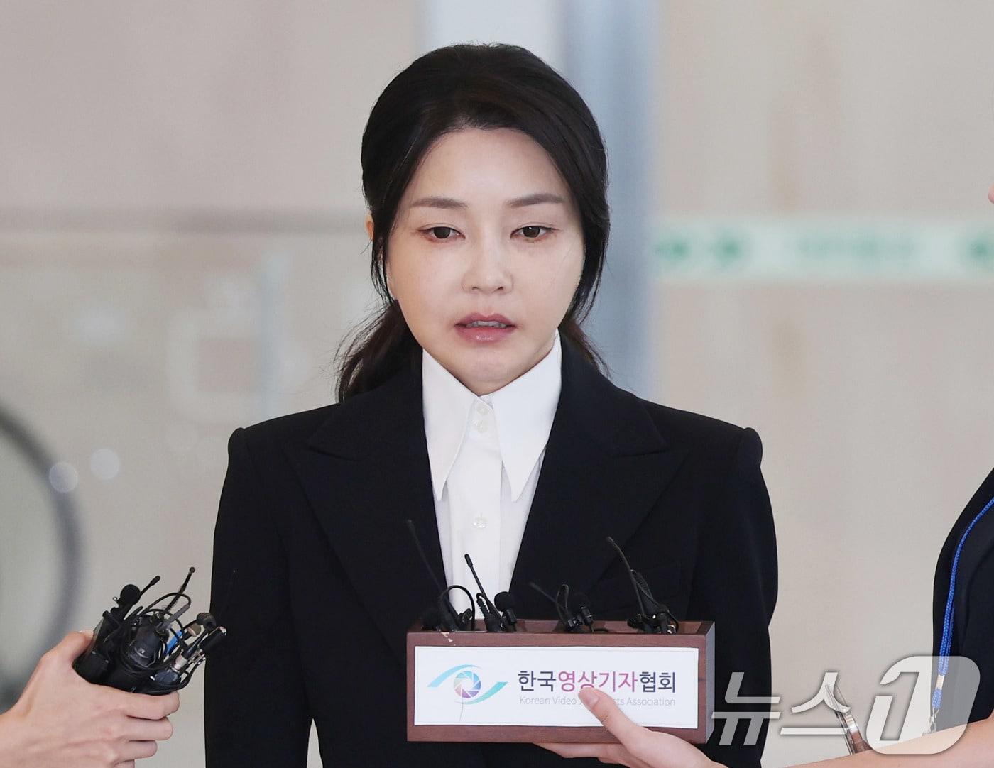 본문 이미지 - 윤석열 전 대통령의 부인 김건희 여사가 6일 서울 종로구에 마련된 김건희 특검팀&#40;특별검사 민중기&#41; 사무실에 조사를 받기 위해 출석하며 입장을 밝히고 있다. 2025.8.6/뉴스1 ⓒ News1 사진공동취재단