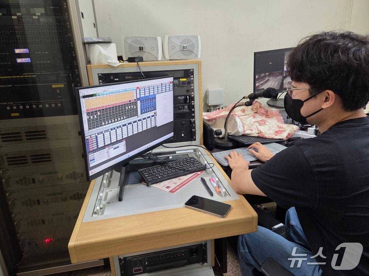 본문 이미지 - 옥천군 관계자가 AI기반 음성합성(TTS) 기술을 활용한 전관방송 시스템을 가동하고 있다. (옥천군 제공, 재판매 및 DB금지) /뉴스1