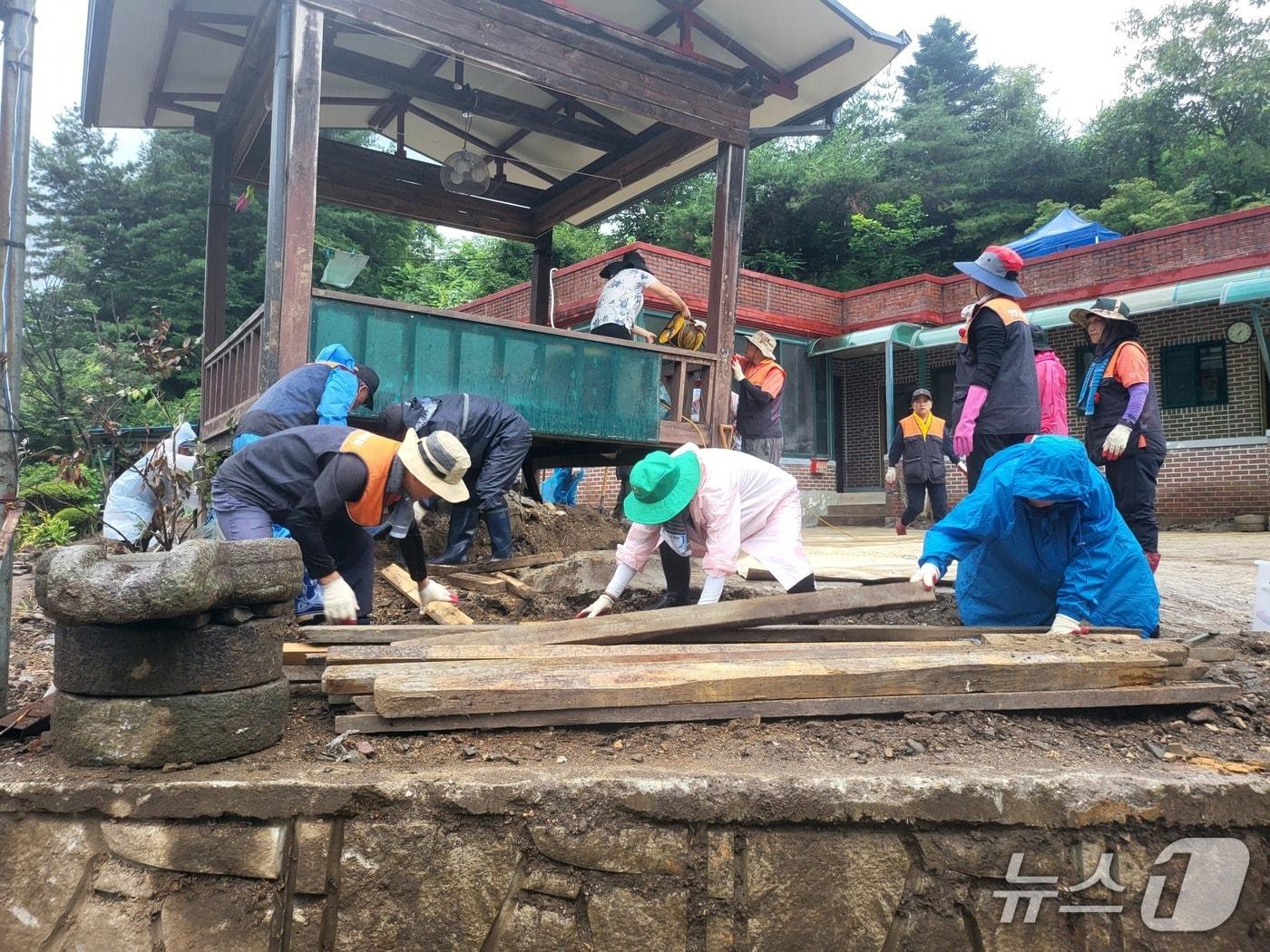 본문 이미지 - 양양군 자원봉사센터 경기 가평 호우 피해지에서 봉사활동.&#40;센터 제공, 재판매 및 DB 금지&#41; 2025.8.6/뉴스1