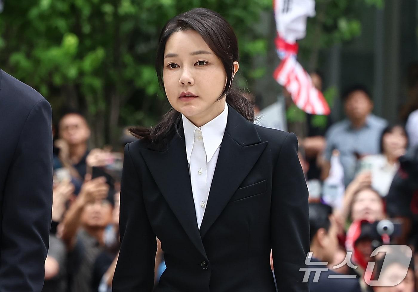 윤석열 전 대통령 부인 김건희 여사가 6일 서울 종로구에 마련된 김건희 특검팀(특별검사 민중기) 사무실로 조사를 받기 위해 출석하고 있다. 2025.8.6/뉴스1 ⓒ News1 김도우 기자