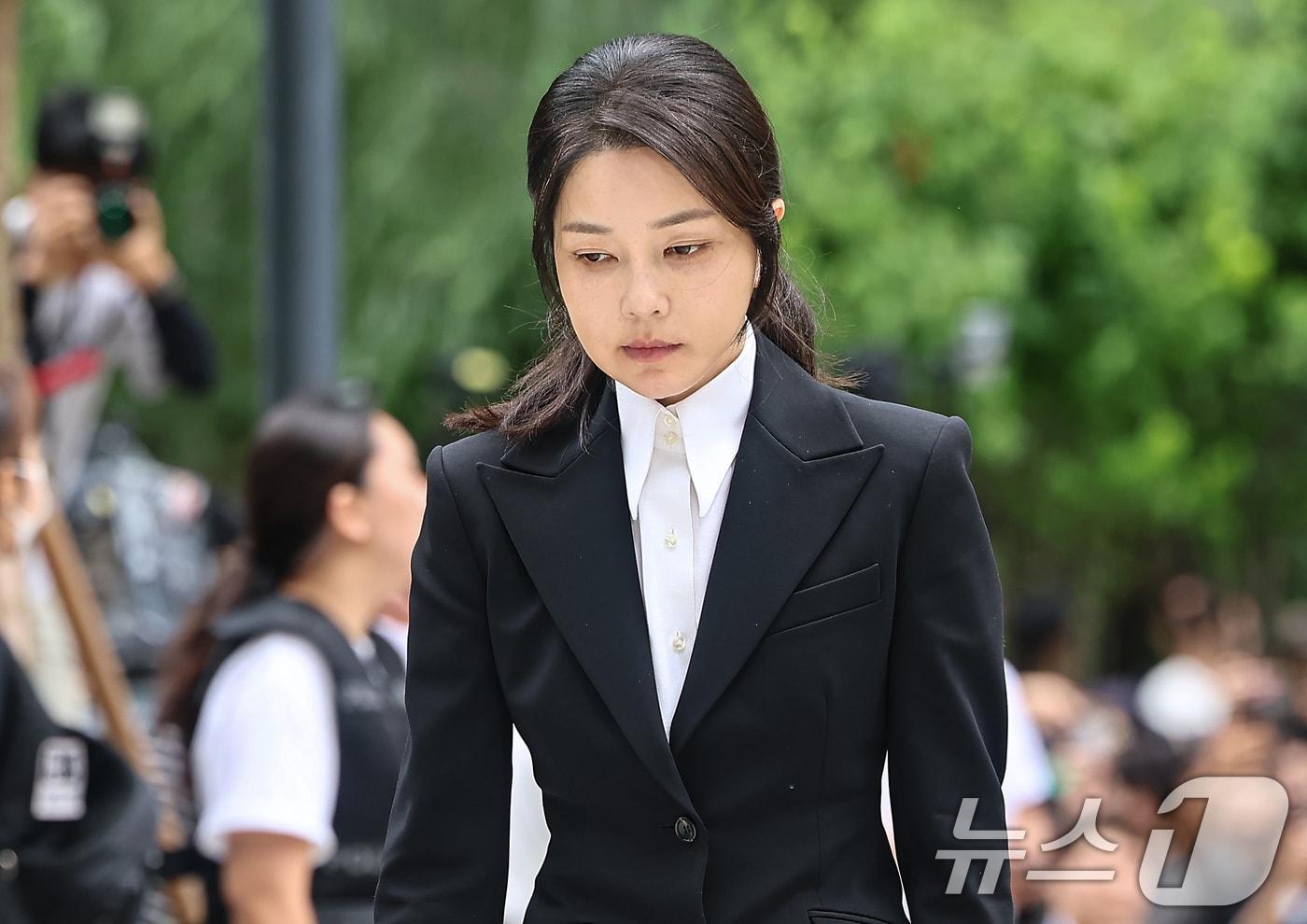 윤석열 전 대통령 부인 김건희 여사가 6일 서울 종로구에 마련된 김건희 특검팀&#40;특별검사 민중기&#41; 사무실로 조사를 받기 위해 출석하고 있다. 2025.8.6/뉴스1 ⓒ News1 김도우 기자