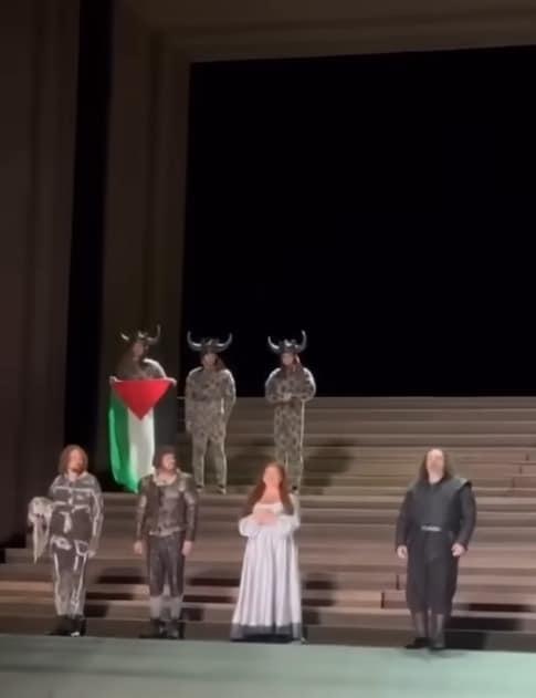 본문 이미지 - RBO의 한 무용수가 지난달 '라 트라비아타' 공연 커튼콜에서 팔레스타인 국기를 들어 올리고 있다. (사진 유튜브 사용자 @Newsglobalscope 캡쳐)