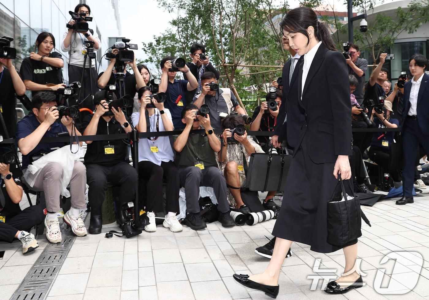 윤석열 전 대통령 부인 김건희 여사가 6일 서울 종로구에 마련된 김건희 특검팀(특별검사 민중기) 사무실로 조사를 받기 위해 출석하고 있다. 2025.8.6/뉴스1 ⓒ News1 김도우 기자