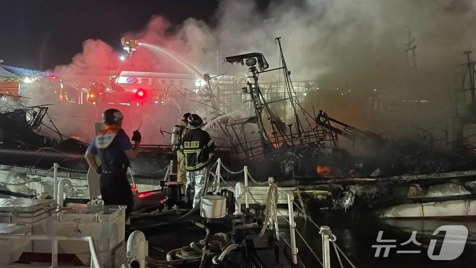 본문 이미지 - 태안군 근흥면 신진도항에서 발생한 정박 중인 선박 화재 현장 모습(태안해경 제공. 재판매 및 DB금지)2025.8.6/뉴스1