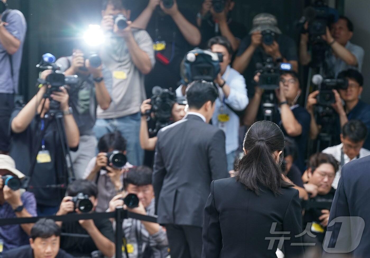 윤석열 전 대통령의 부인 김건희 여사가 6일 서울 종로구에 마련된 김건희 특검팀(특별검사 민중기) 사무실에 첫 조사를 받기 위해 피의자 신분으로 출석하고 있다. 2025.8.6/뉴스1 ⓒ News1 사진공동취재단