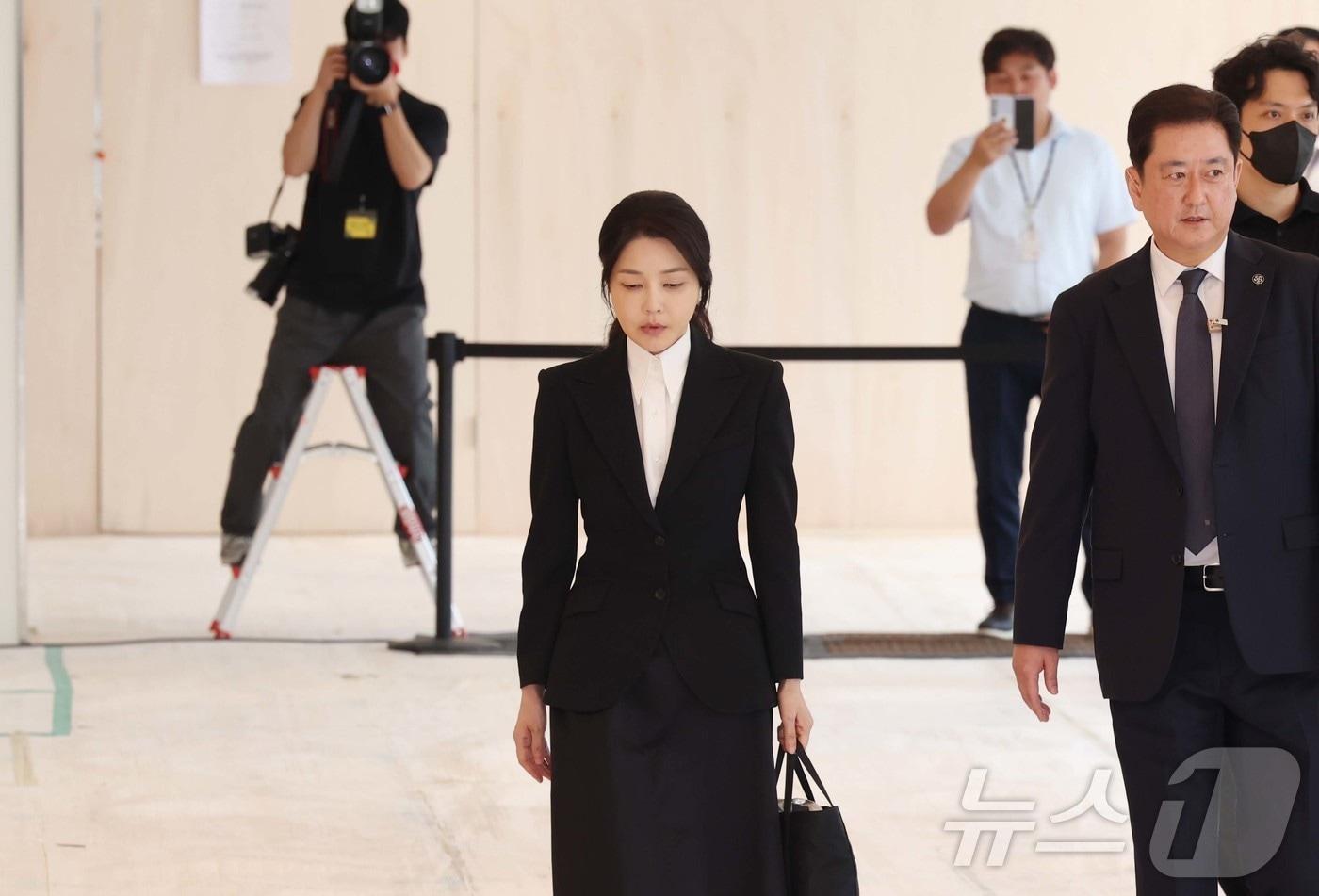 윤석열 전 대통령 부인 김건희 여사가 지난 8월 6일 서울 종로구 민중기 김건희 특별검사팀 사무실에 자본시장법 위반 등 혐의 피의자 신분으로 출석하고 있다./뉴스1 ⓒ News1 사진공동취재단
