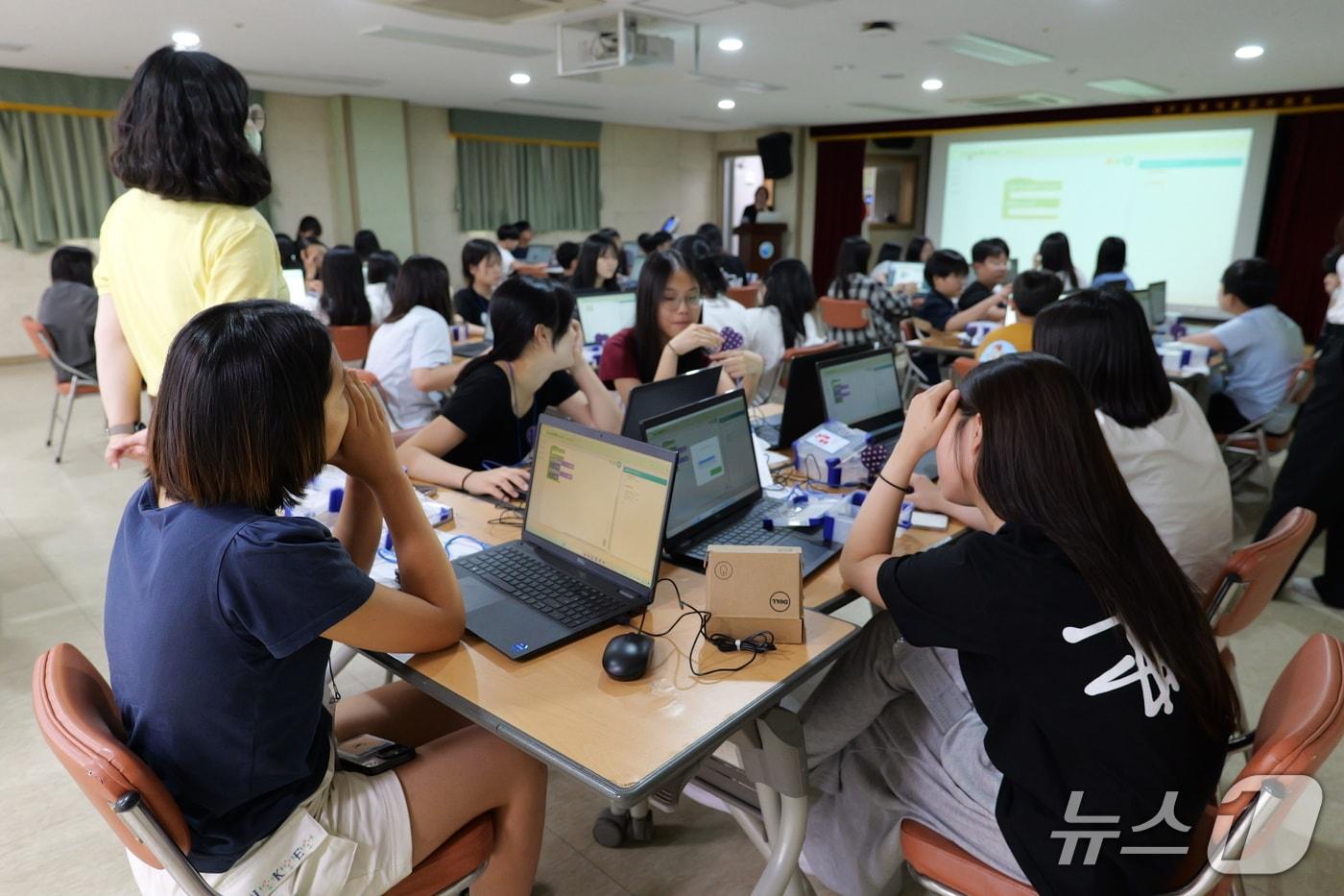 대구교육청은 오는 7일과 11일, 13일 대구교육낙동강수련원에서 '몰입형 SW(소프트웨어)-AI(인공지능)교육 체험활동 캠프'를 연다. 사진은 캠프 모습. (대구교육청 제공. 재판매 및 DB 금지)/뉴스1