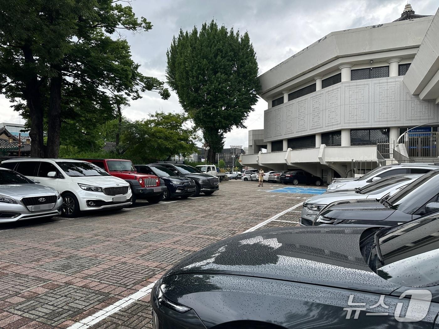 본문 이미지 -  평일에도 빈 자리를 찾아볼 수 없는 충주문화회관 주차장./뉴스1