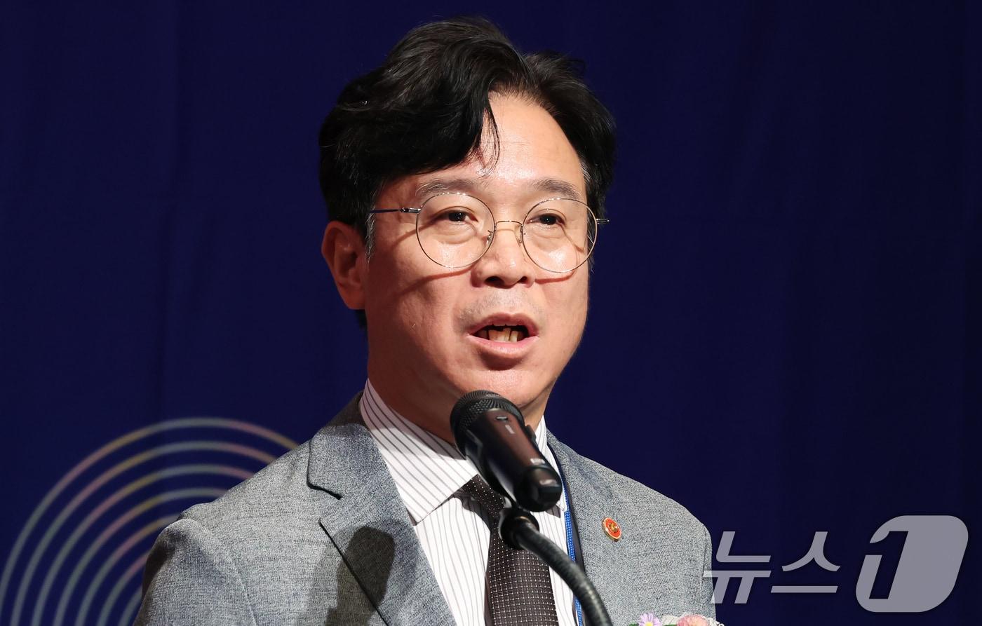 김영훈 고용노동부 장관이 지난  6일 오전 서울 중구 신라호텔에서 열린 EPS&#40;고용허가제&#41; 콘퍼런스에서 인사말을 하고 있다. 2025.8.6/뉴스1 ⓒ News1 장수영 기자