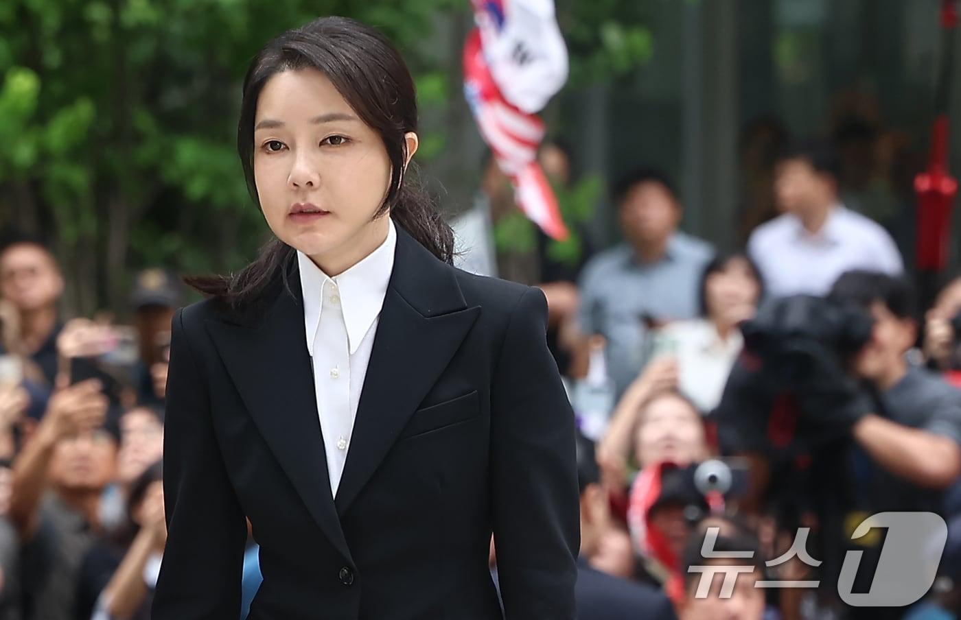 윤석열 전 대통령 부인 김건희 여사가 6일 서울 종로구에 마련된 김건희 특검팀(특별검사 민중기) 사무실로 조사를 받기 위해 출석하고 있다. ⓒ News1 김도우 기자