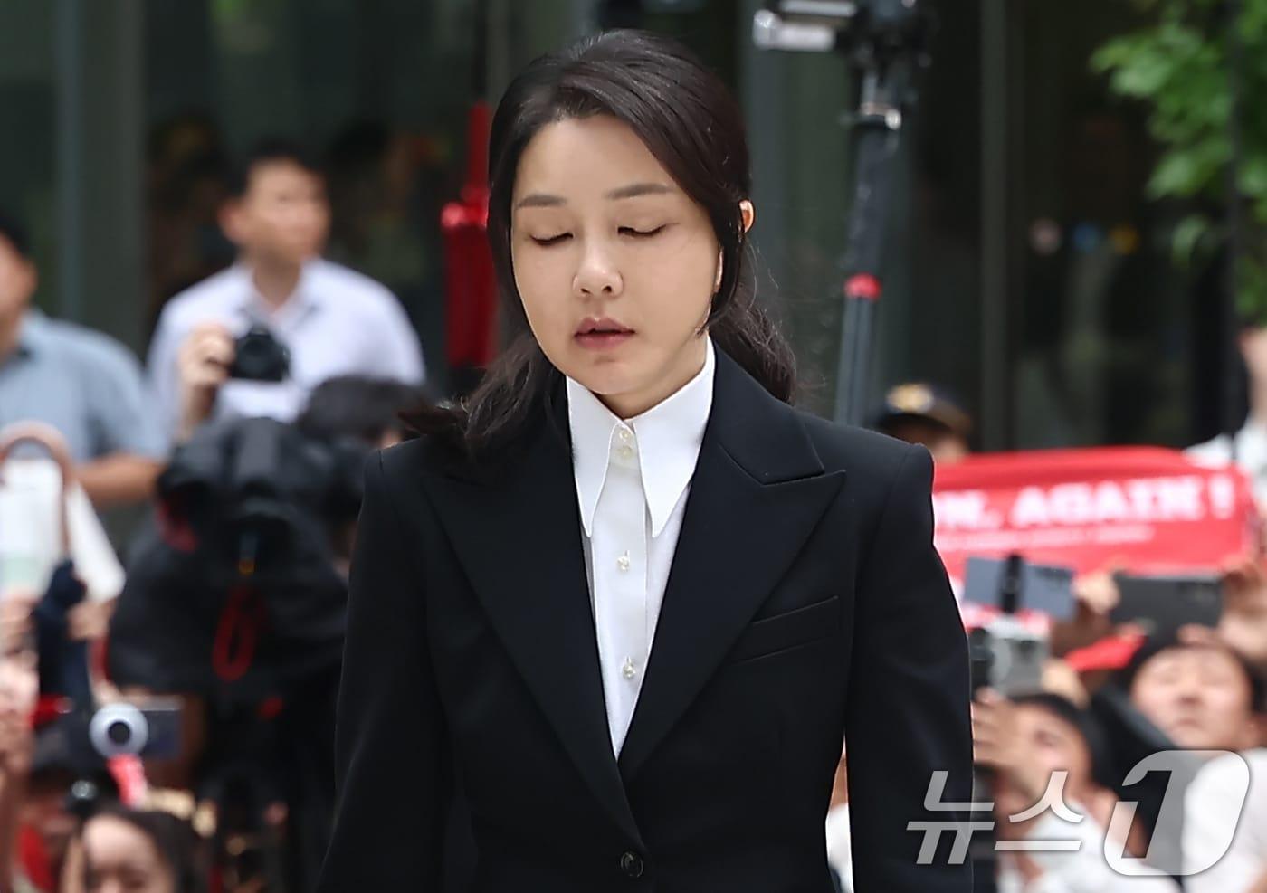 윤석열 전 대통령 부인 김건희 여사가 6일 서울 종로구에 마련된 김건희 특검팀&#40;특별검사 민중기&#41; 사무실로 조사를 받기 위해 출석하고 있다. 2025.8.6/뉴스1 ⓒ News1 김도우 기자