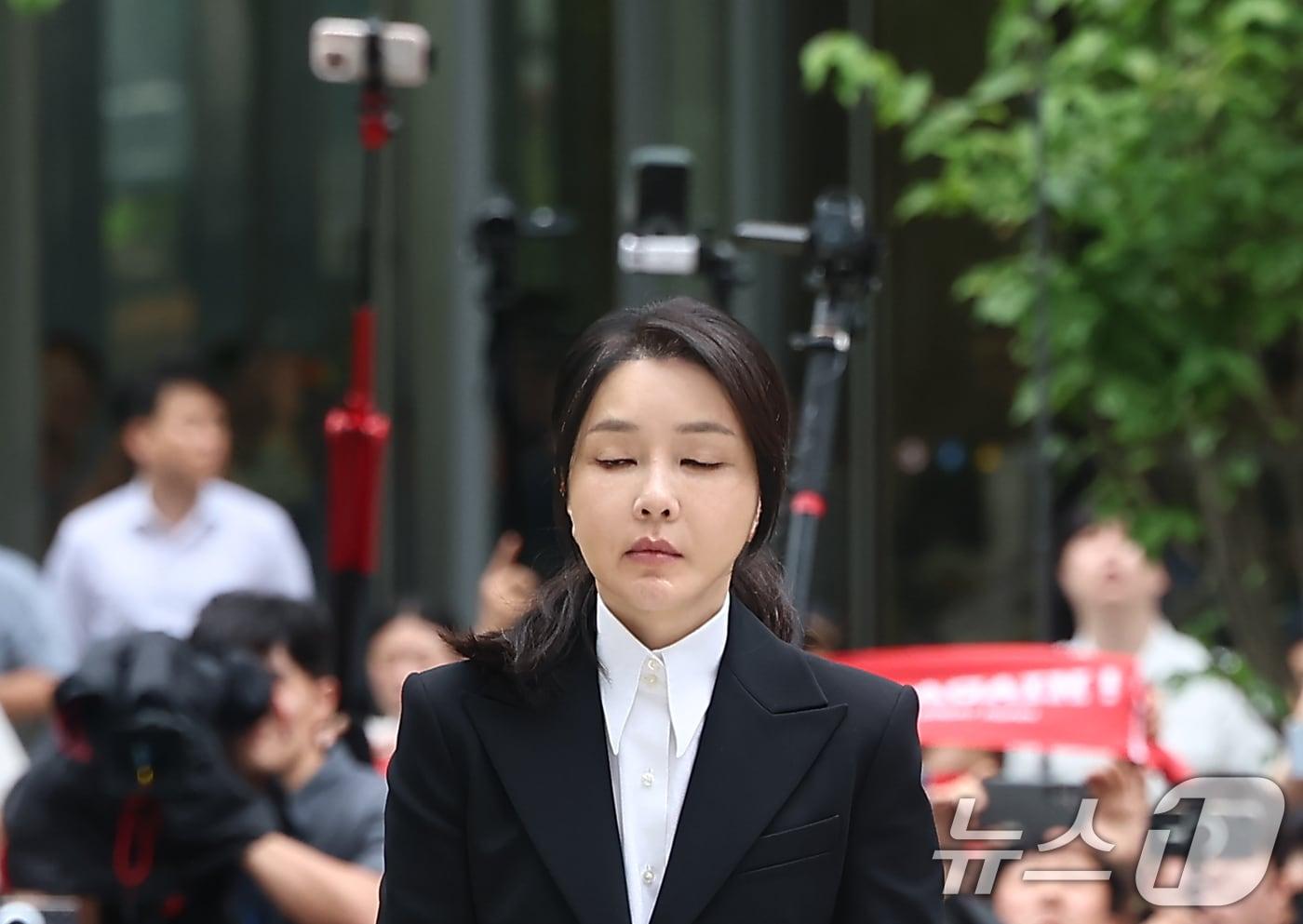 윤석열 전 대통령 부인 김건희 여사가 지난 6일 서울 종로구에 마련된 김건희 특검팀(특별검사 민중기) 사무실로 조사를 받기 위해 출석하고 있다. 2025.8.6/뉴스1 ⓒ News1 김도우 기자