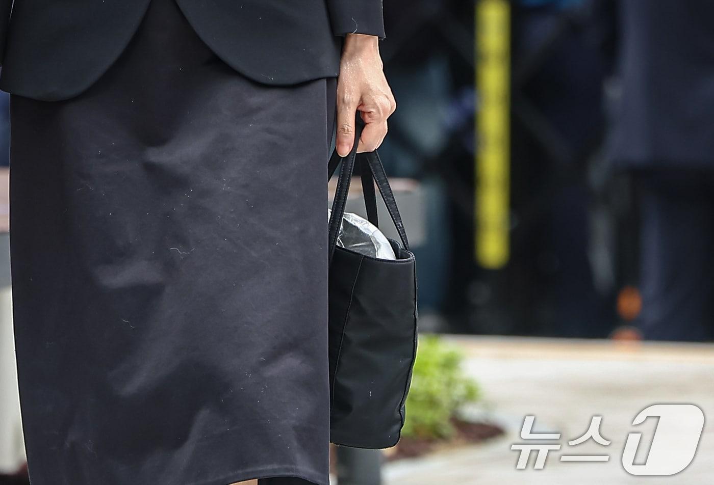 윤석열 전 대통령 부인 김건희 여사가 6일 서울 종로구에 마련된 김건희 특검팀&#40;특별검사 민중기&#41; 사무실로 조사를 받기 위해 출석했다. 사진은 김여사가 손에 든 가방. 2025.8.6/뉴스1 ⓒ News1 김도우 기자