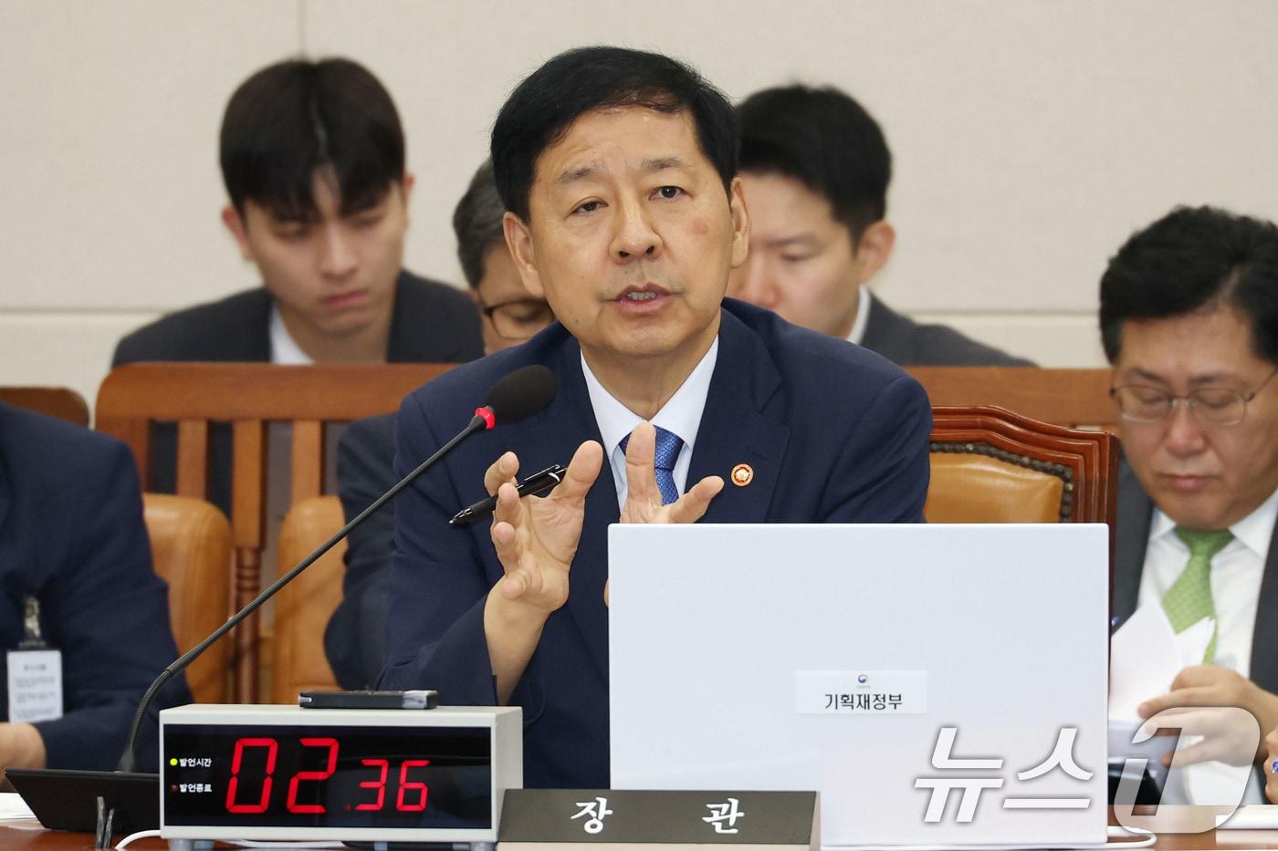 구윤철 경제부총리 겸 기획재정부 장관이 6일 오전 서울 여의도 국회에서 열린 기획개정위원회 전체회의에 출석해 한미 관세 협상과 관련한 의원 질의에 답하고 있다. 2025.8.6/뉴스1 ⓒ News1 이광호 기자