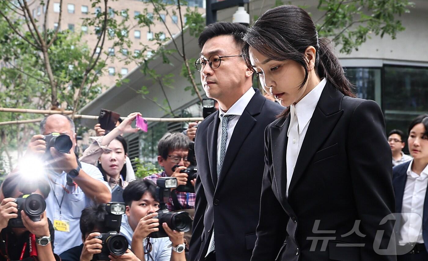 윤석열 전 대통령 부인 김건희 여사가 6일 서울 종로구에 마련된 김건희 특검팀(특별검사 민중기) 사무실로 조사를 받기 위해 출석하고 있다. 2025.8.6/뉴스1 ⓒ News1 김도우 기자