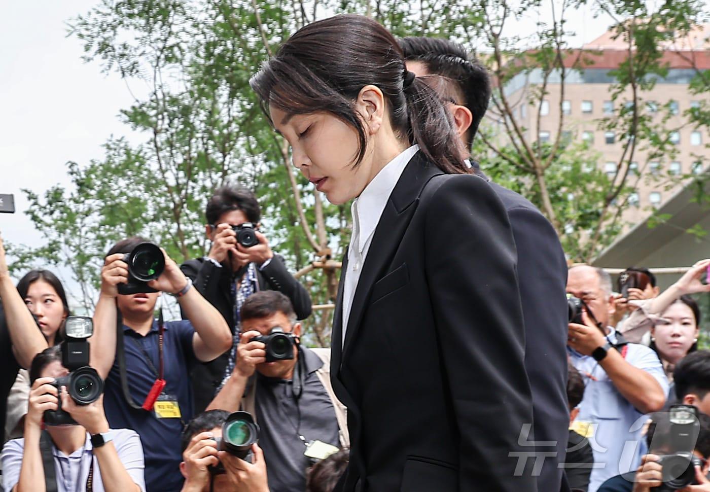 윤석열 전 대통령 부인 김건희 여사가 6일 서울 종로구에 마련된 김건희 특검팀&#40;특별검사 민중기&#41; 사무실로 조사를 받기 위해 출석하고 있다. 2025.8.6/뉴스1 ⓒ News1 김도우 기자