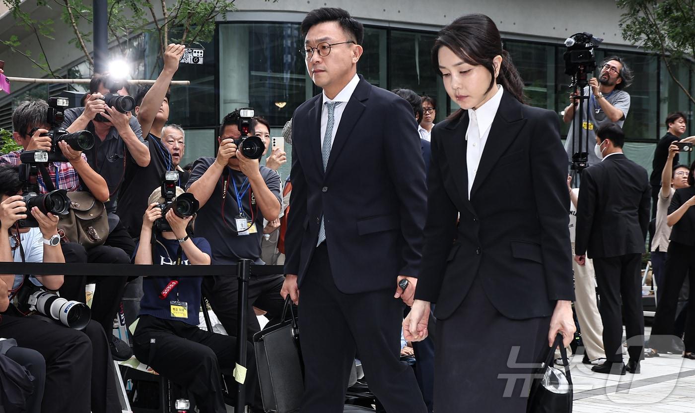 윤석열 전 대통령 부인 김건희 여사가 6일 서울 종로구에 마련된 김건희 특검팀&#40;특별검사 민중기&#41; 사무실로 조사를 받기 위해 출석하고 있다. 2025.8.6/뉴스1 ⓒ News1 김도우 기자