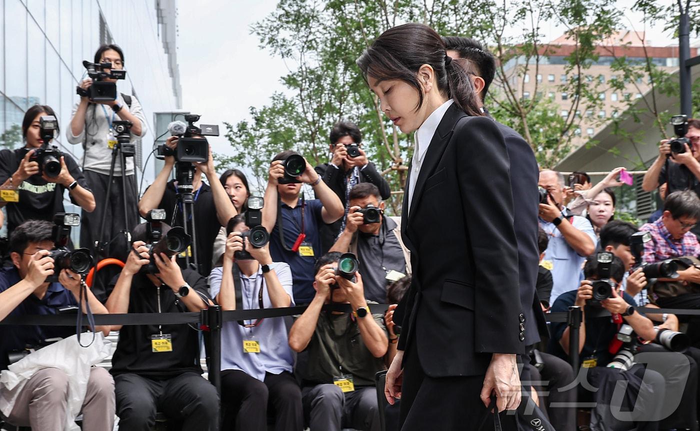 윤석열 전 대통령 부인 김건희 여사가 지난 8월 6일 서울 종로구에 마련된 김건희 특검팀(특별검사 민중기) 사무실로 조사를 받기 위해 출석하고 있다. 2025.8.6/뉴스1 ⓒ News1 김도우 기자