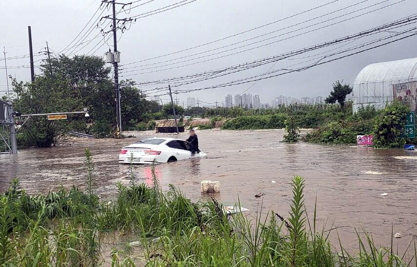 본문 이미지 - 아산 곡교지하차도 입구에서 침수된 승용차 모습.(아산시 안성원 주무관 제공. 재판매 및 DB금지)/뉴스1