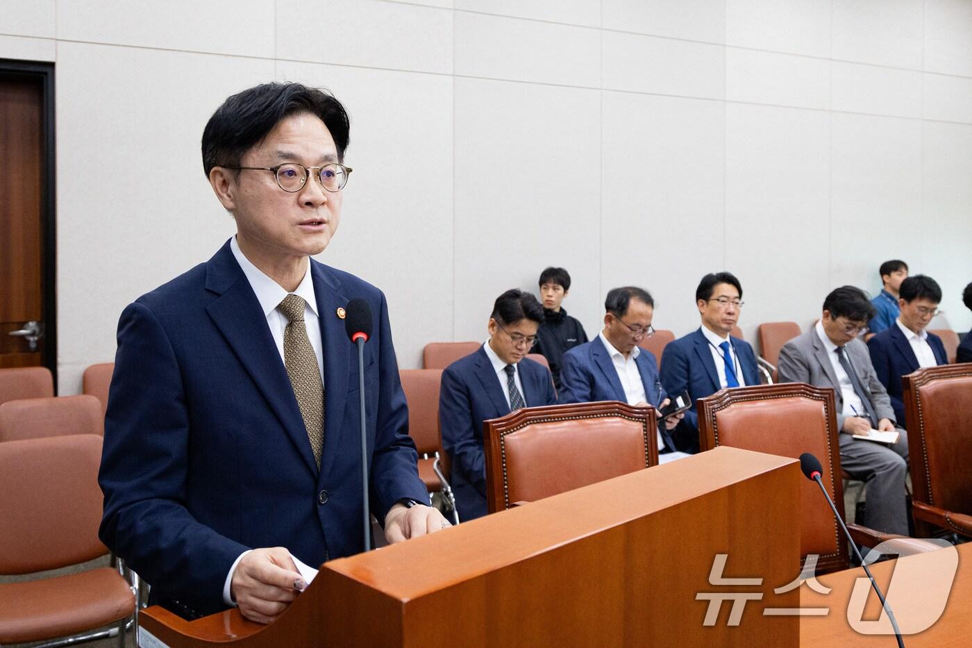 김정관 산업통상자원부 장관이 6일 서울 여의도 국회에서 열린 제428회 국회&#40;임시회&#41; 산업통상자원중소벤처기업위원회 1차 전체회의에 출석해 한미 관세협상 결과 및 향후 계획에 대해 보고하고 있다. 2025.8.6/뉴스1 ⓒ News1 유승관 기자