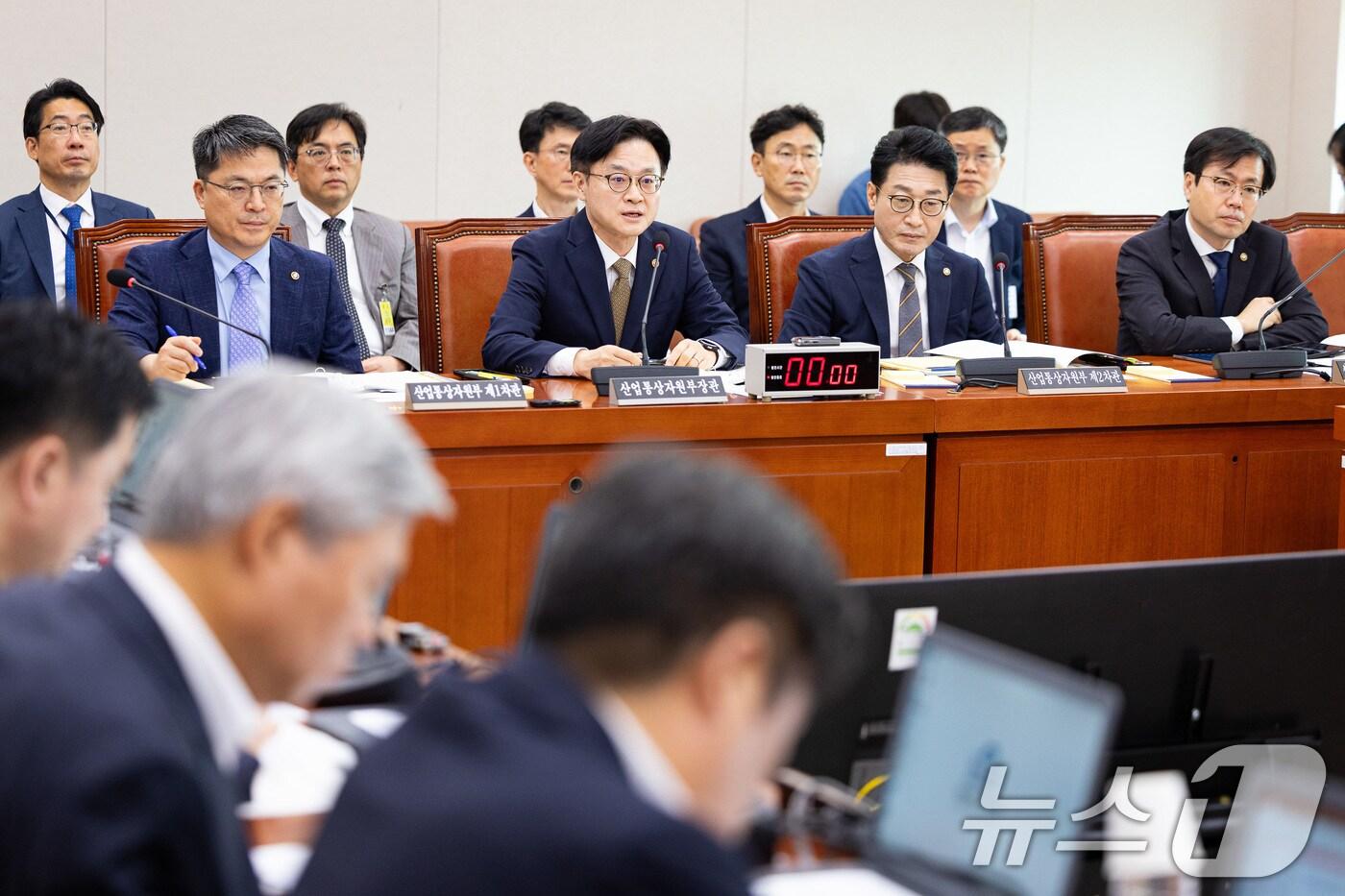 김정관 산업통상자원부 장관이 6일 서울 여의도 국회에서 열린 제428회 국회&#40;임시회&#41; 산업통상자원중소벤처기업위원회 1차 전체회의에 출석해 한미 관세협상 관련 의원 질의에 답하고 있다. 2025.8.6/뉴스1 ⓒ News1 유승관 기자