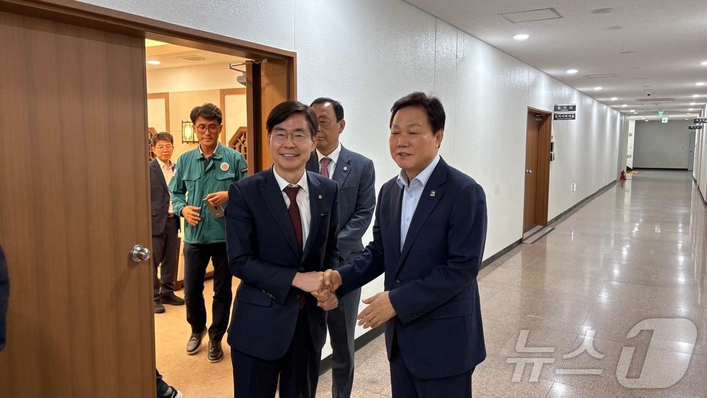 국민의힘 대표 후보인 조경태 의원&#40;왼쪽&#41;이 6일 경남 창원시 성산구 경남도청을 방문한 자리에서 박완수 경남지사와 악수하고 있다. 2025.8.6/뉴스1 ⓒ News1 강정태 기자